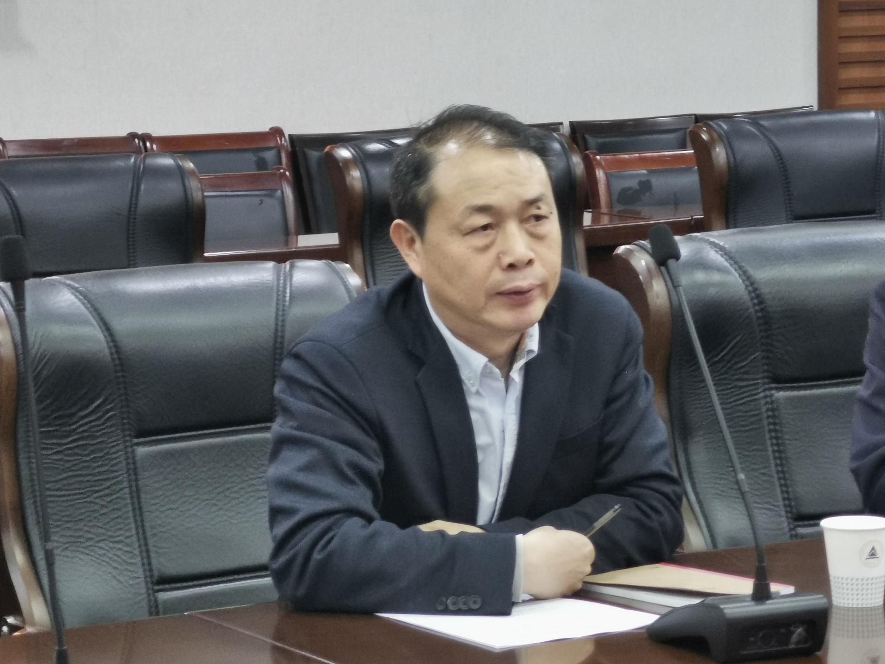 4月24日下午,我校在闻厅一楼会议室召开了2023上半年体育运动委员会会议,校体育运动委员会全体成员参加了会议,会议由副校长金尚忠主持。