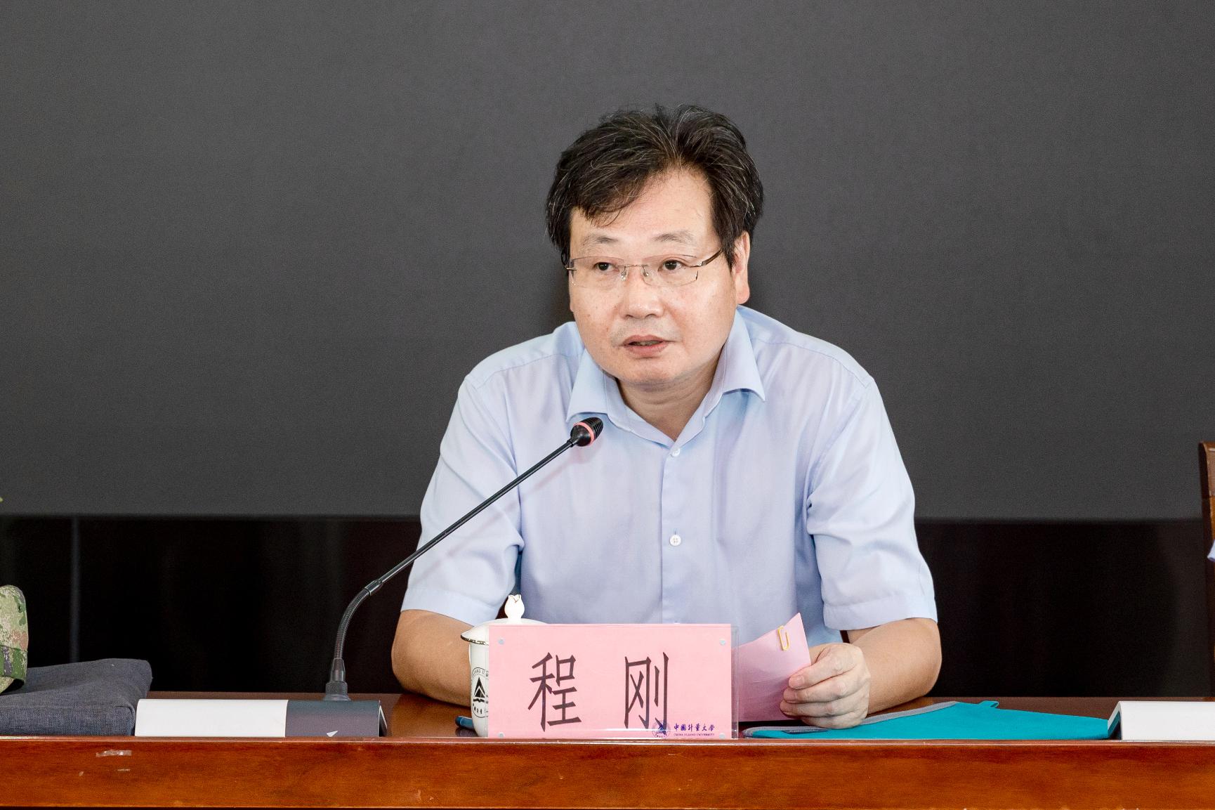 校党委副书记程刚发言