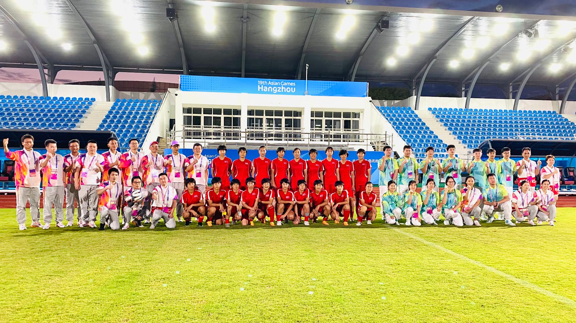 与朝鲜女足合照