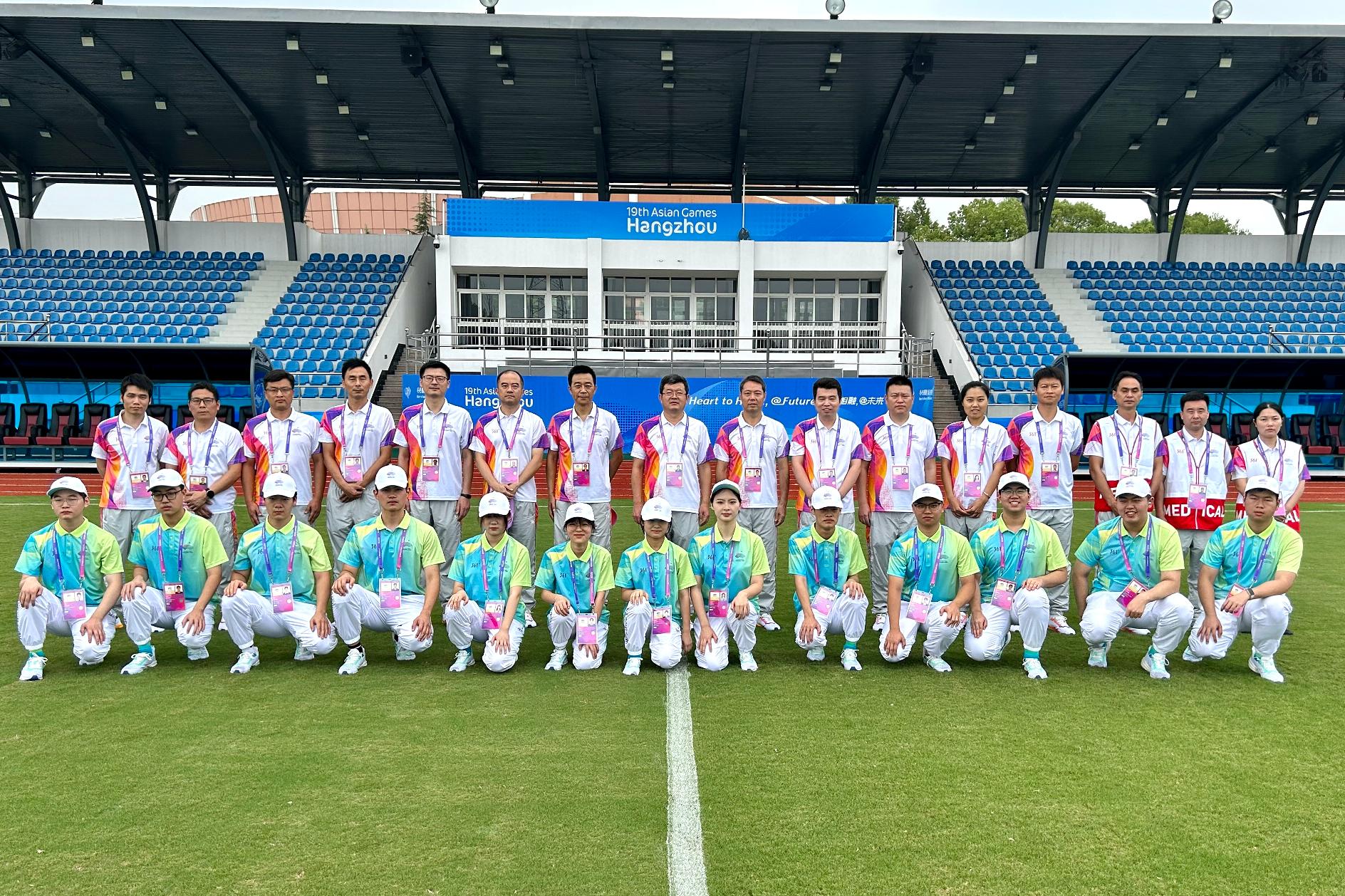 工作人员与志愿者合照