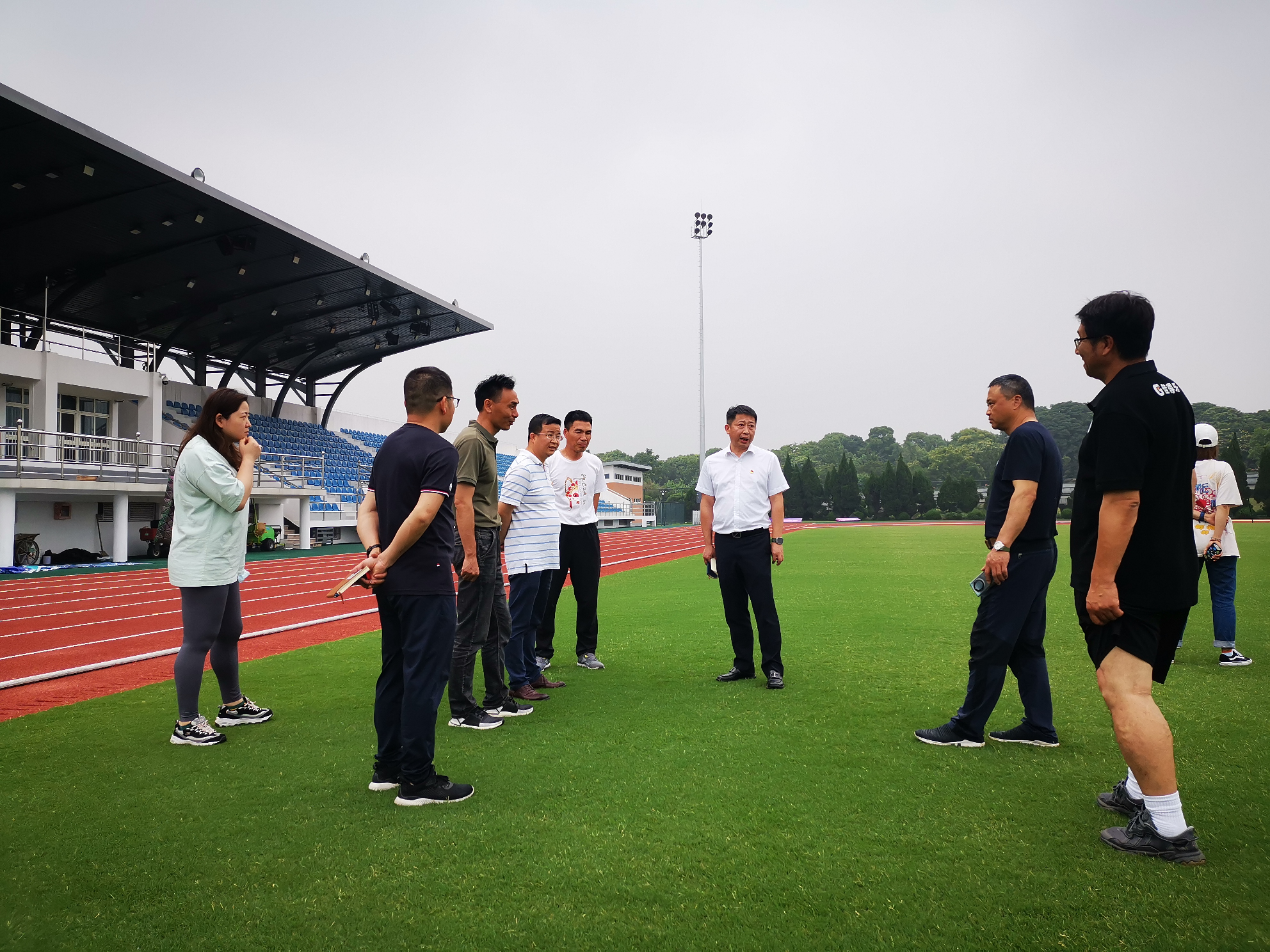 黄龙体育中心第四党支部来我校参观亚运会足球训练场地