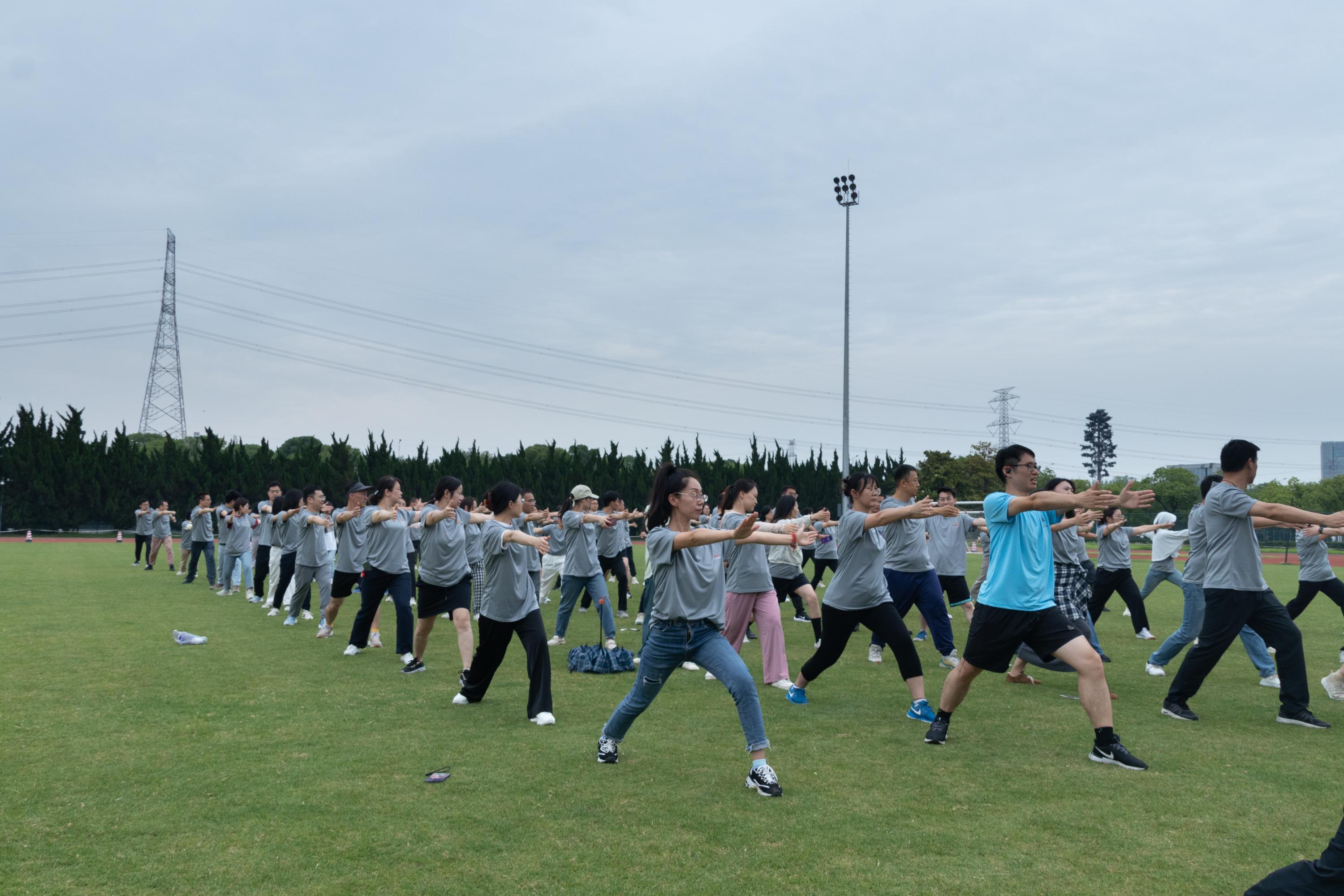 5月28日下午,学校在北体育场隆重举行2025年校园环校跑和校园微马活动。